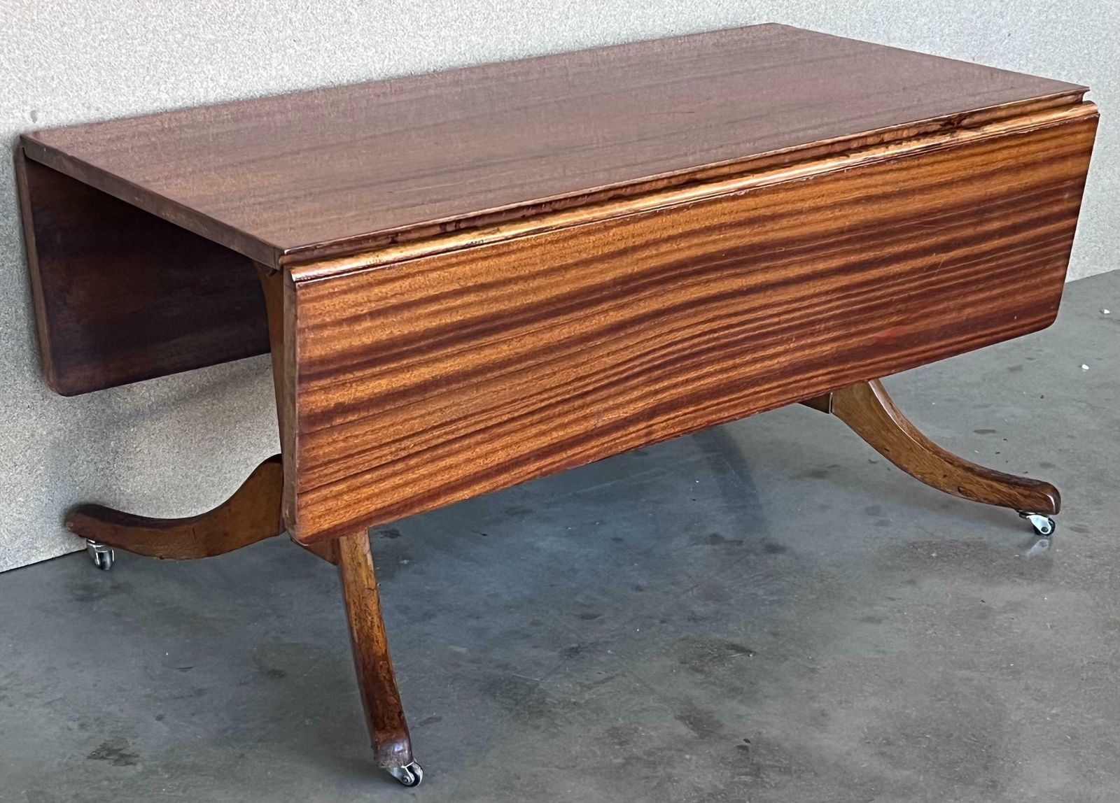Table basse convertible et réglable en hauteur mid-century modern photo furniture