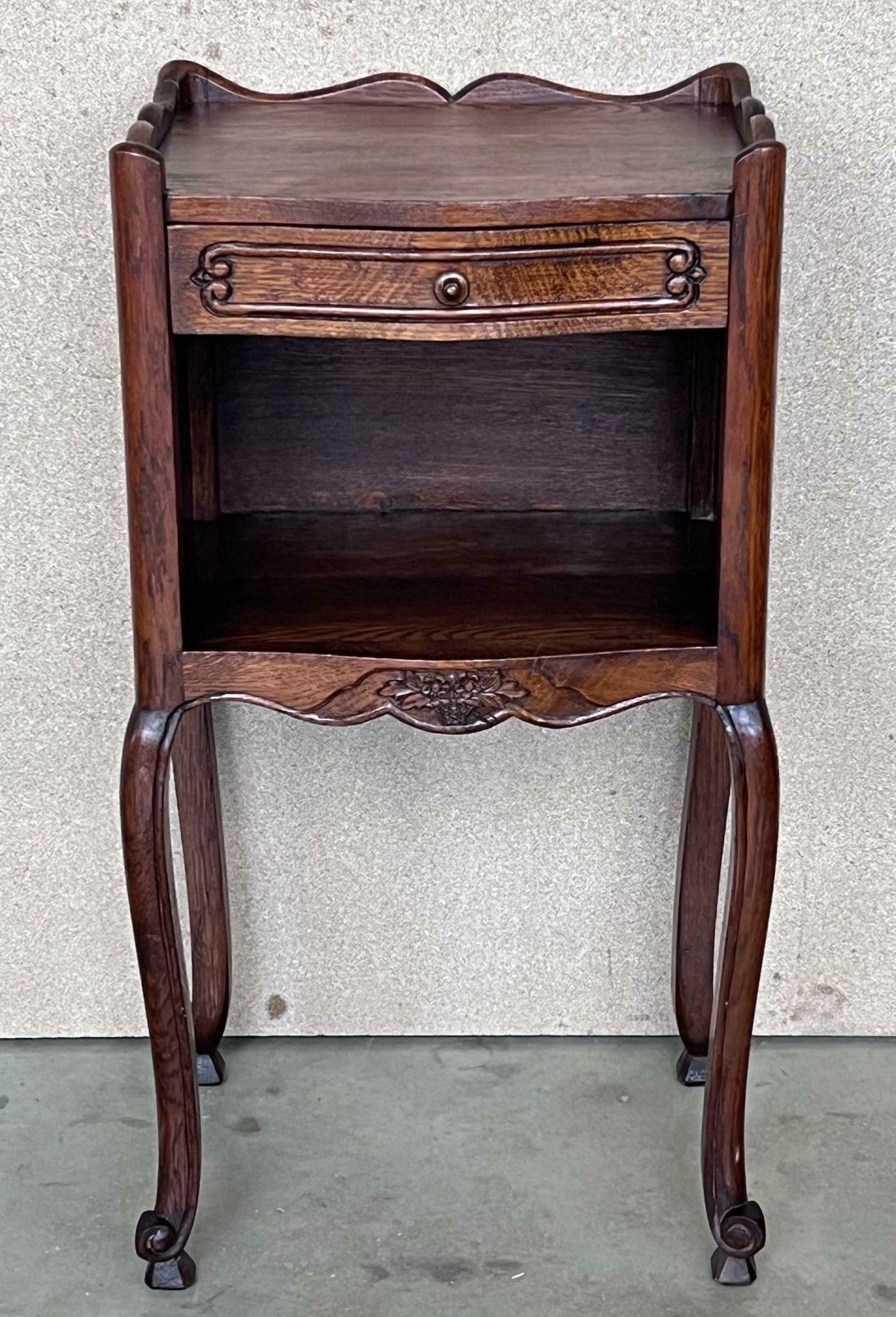 Paire de tables de chevet en noyer noir, XXe siècle, avec tiroir et étagère ouverte