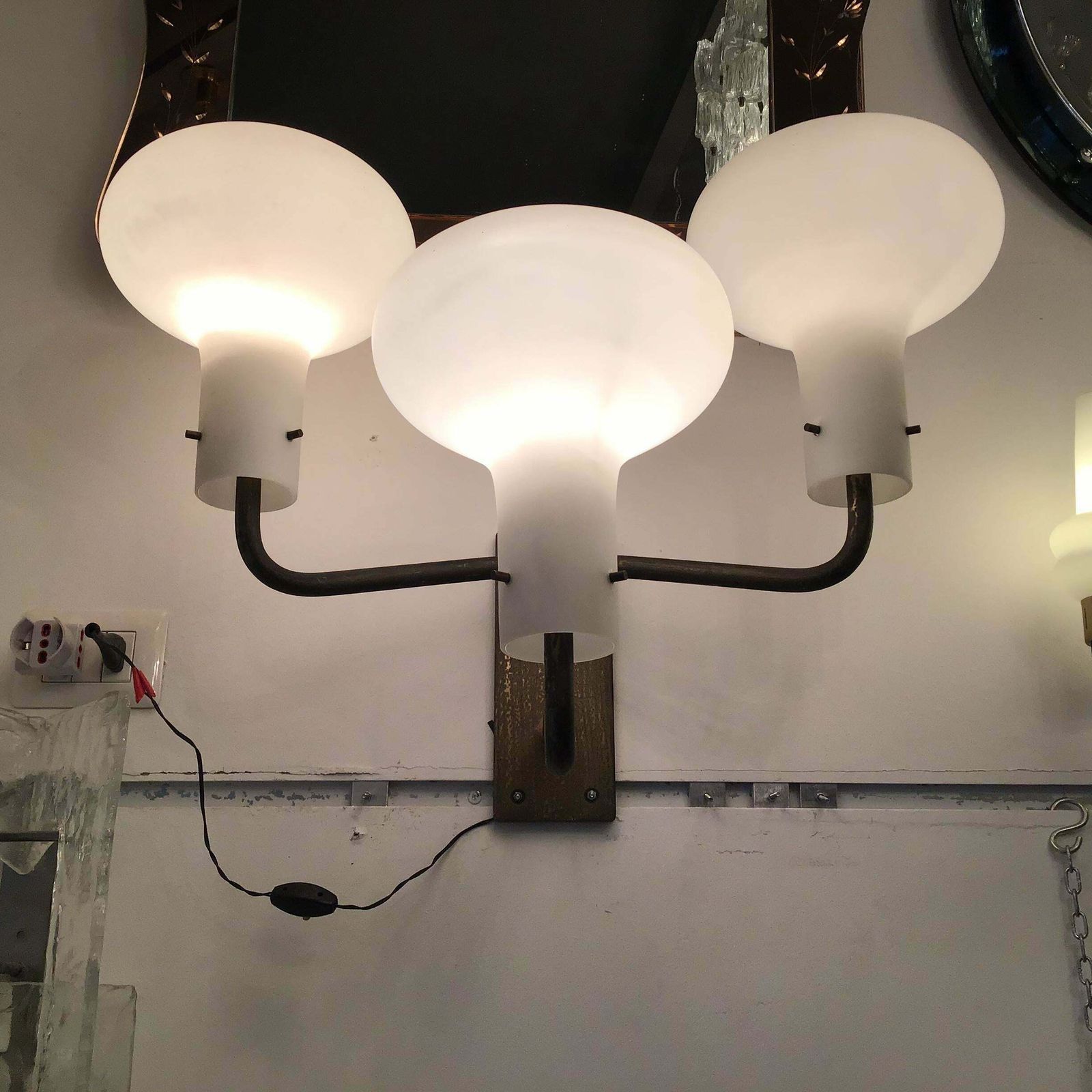 photo vintage Ignazio Gardella Azucena Sconces Brass Opaline Glass 1955 Italy