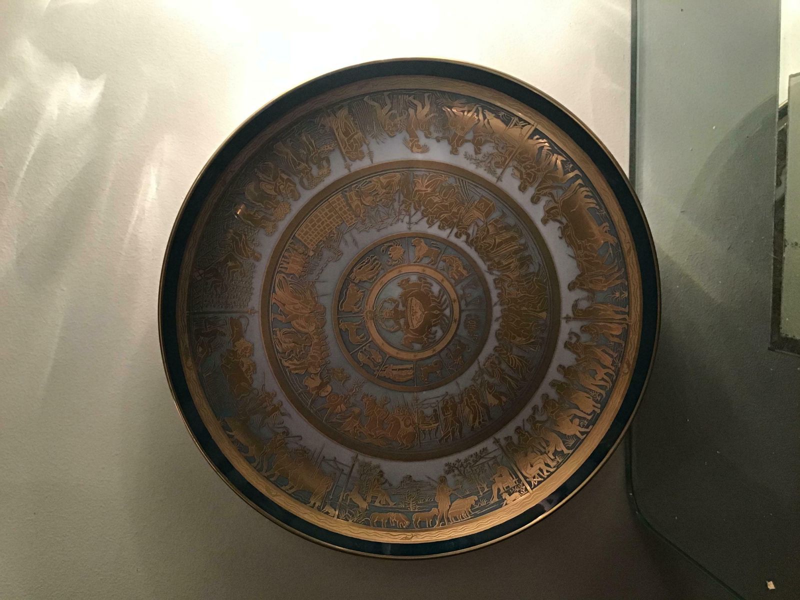 photo vintage Morbelli Porcelain “Scudo Di Achillewall Plates Worked With Pure Gold 1960 Italy