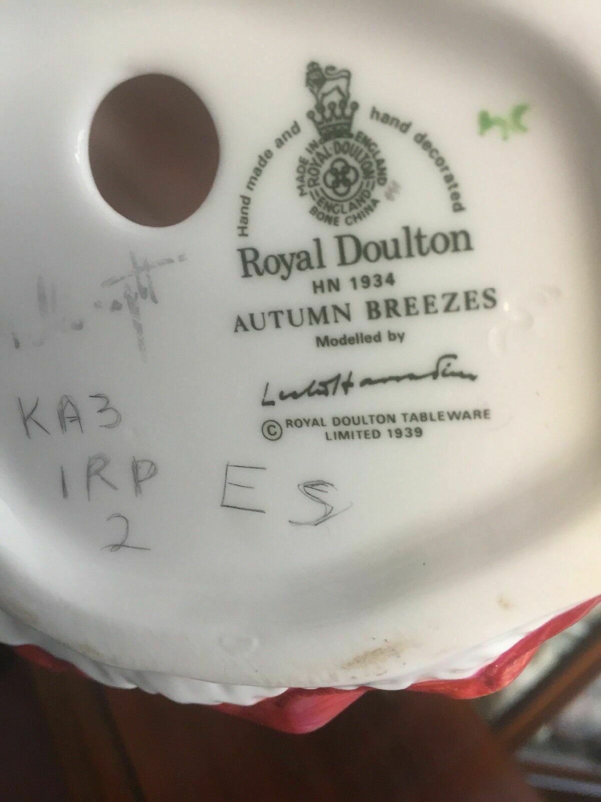 photo for sale Royal Doulton Figurine Hn1934 Autumn Breezes 1939