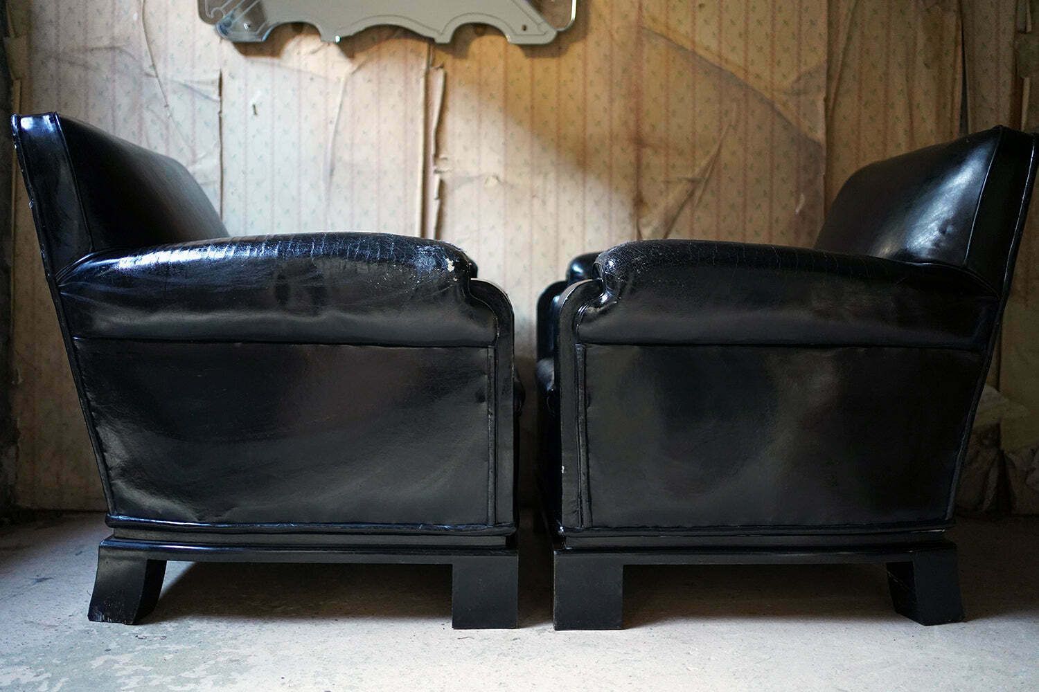 photo vintage A Good Pair Of French Art Deco Period Leather Club Armchairs C.1930