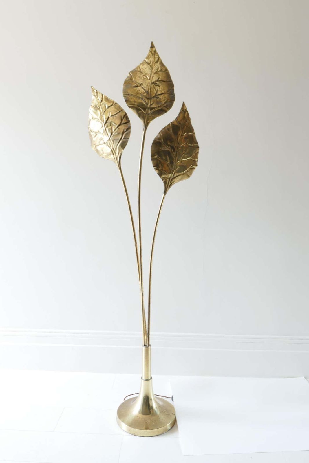 Brass 3 Lights, Leaf Shaped Floor Lamp, Tommaso Barbi Style, Italy, 1970s photo vinterior