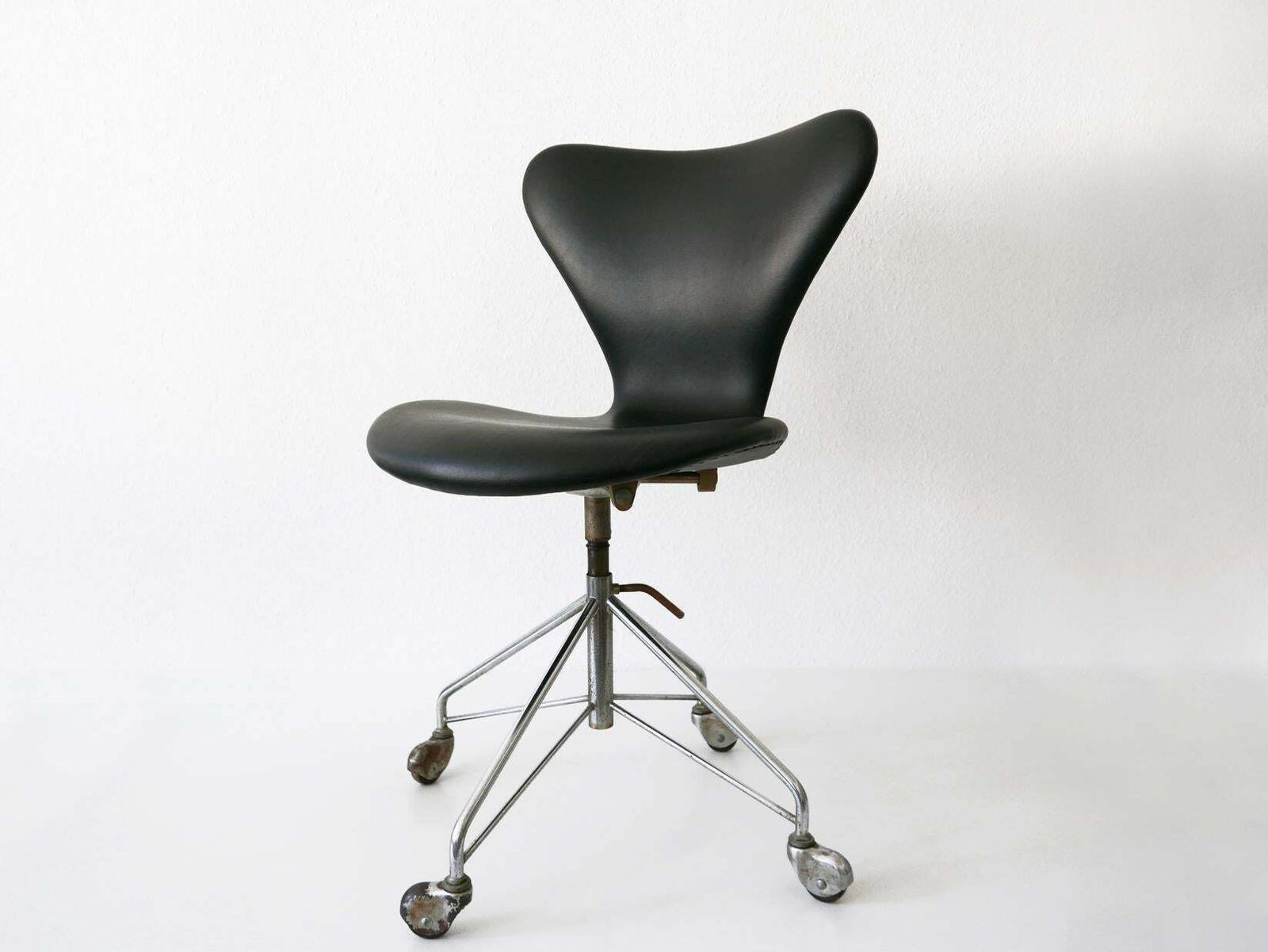 Furniture Mid Century Modern Office Chair 3117 By Arne Jacobsen For Fritz Hansen, 1960s photo