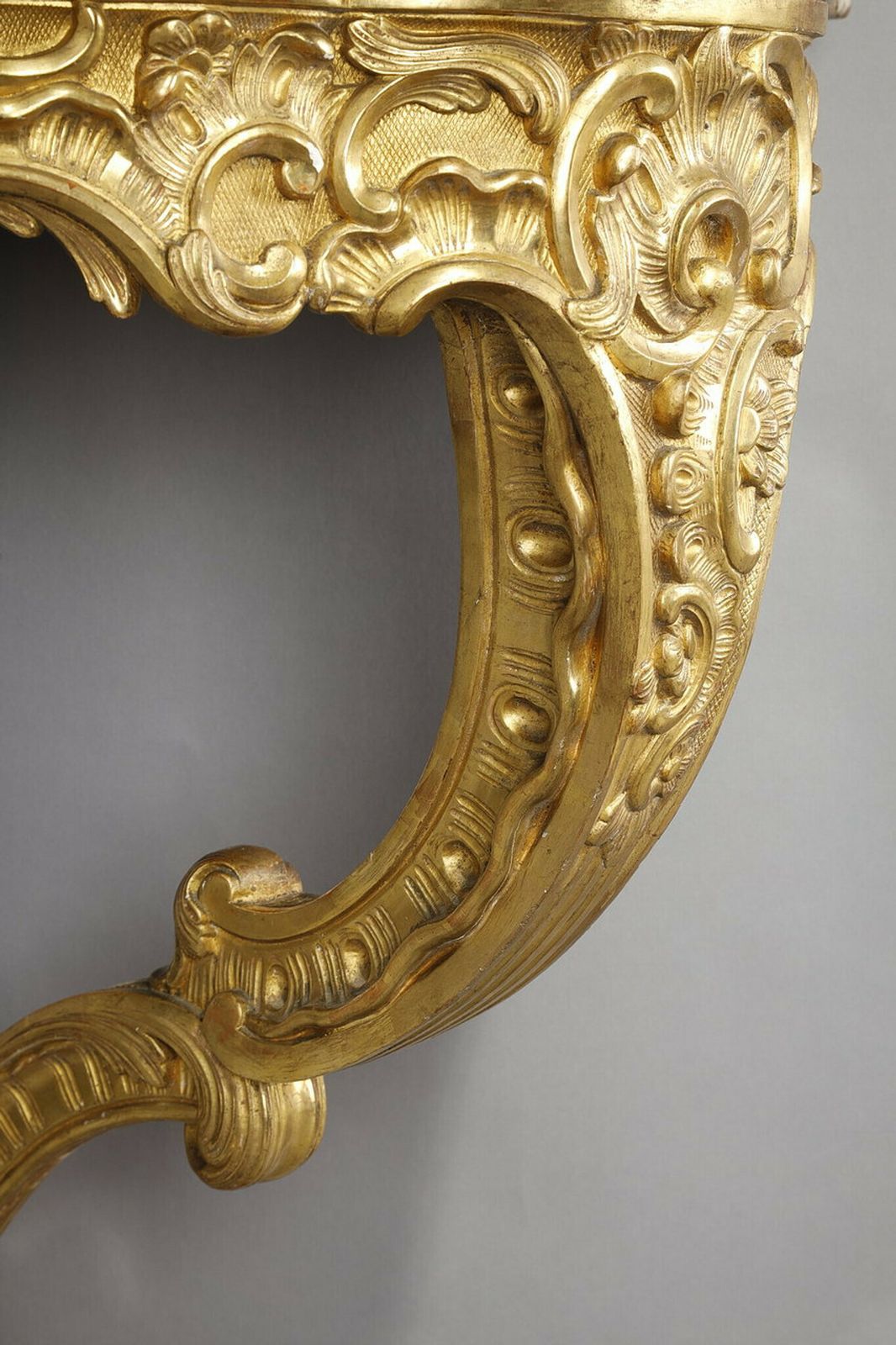 photo vintage Louis XV Style Corner Console In Gilded Wood And Breche Marble Top, 19th Century