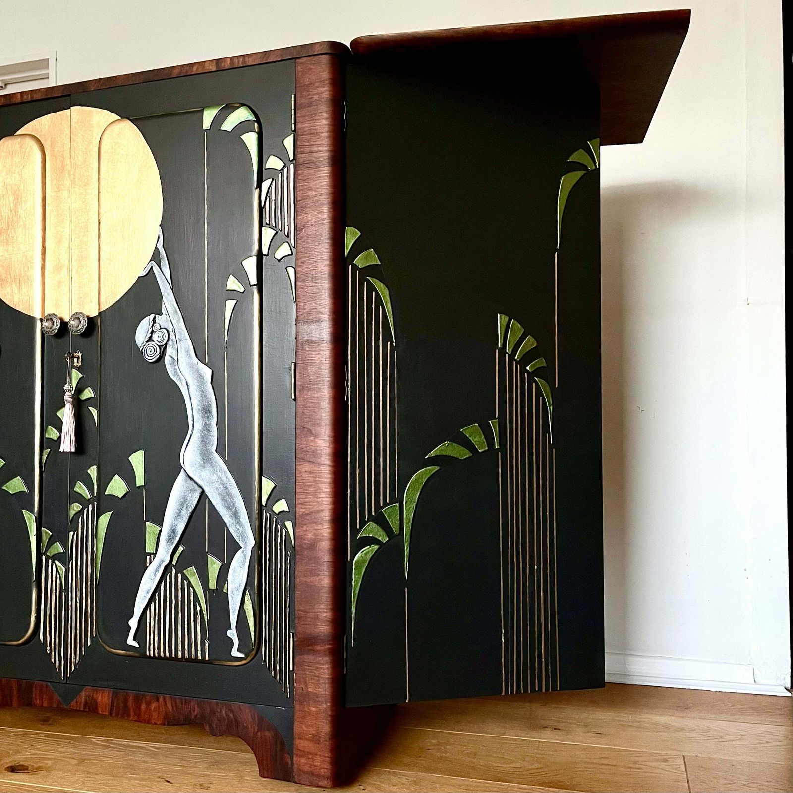 Mid Century Modern Bar / Drinks Cabinet With Extendable Sides   Nudes photo Furniture