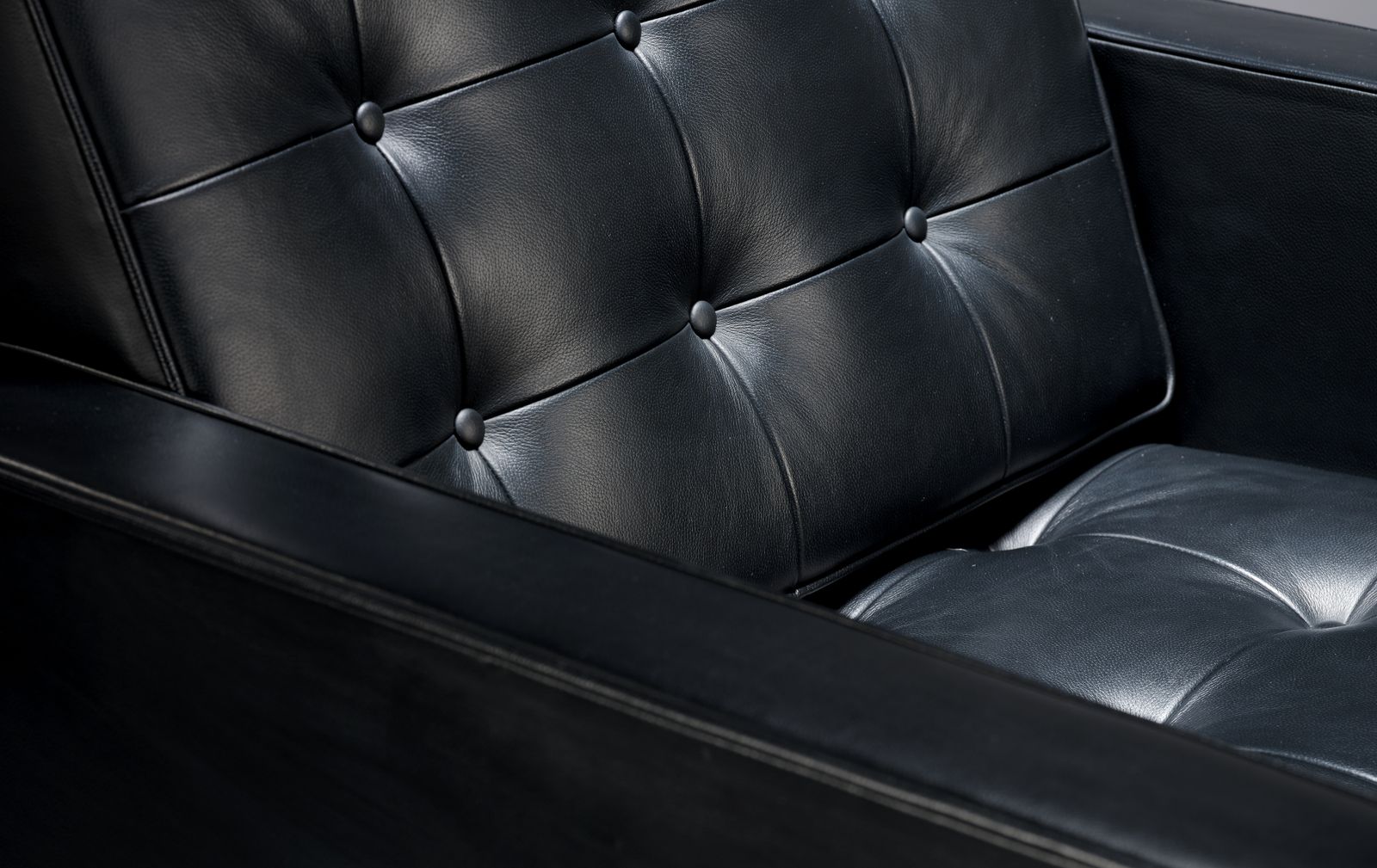 Sublime & Extremely Rare Italian 'Volo' Black Leather Florence Knoll Lounge Chair With Floating Button Detail, Near Immaculate Condition, Circa 2006 photo vinterior