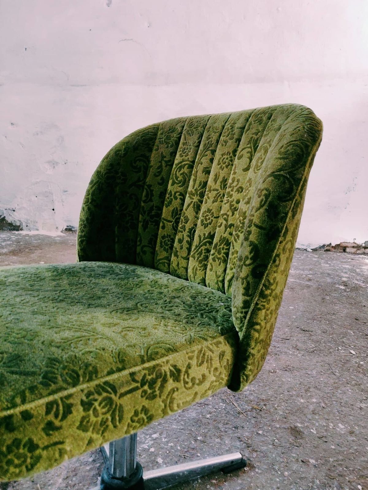 Mini Egg Cocktail Chair, Small Saloon Seating Shell Design Swivel Chair photo vinterior