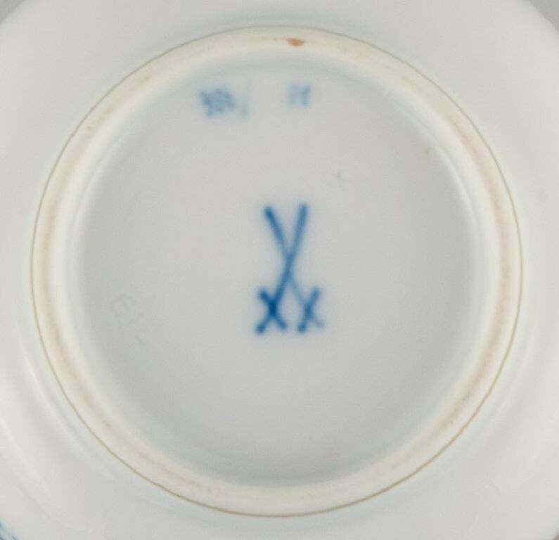 Meissen, Two Bowls Hand Painted With Blue Flowers And Gold Rim. Late 19th C. photo vinterior