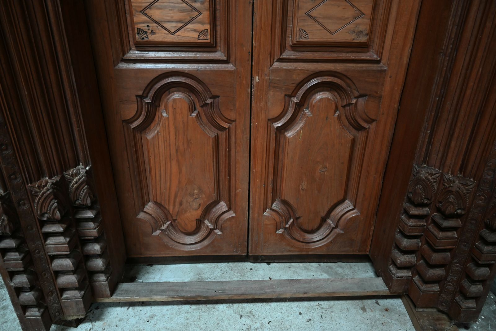 photo vinterior Rare Indian Teak Doors, Louis XIV Style, Pondichery, 19th Century