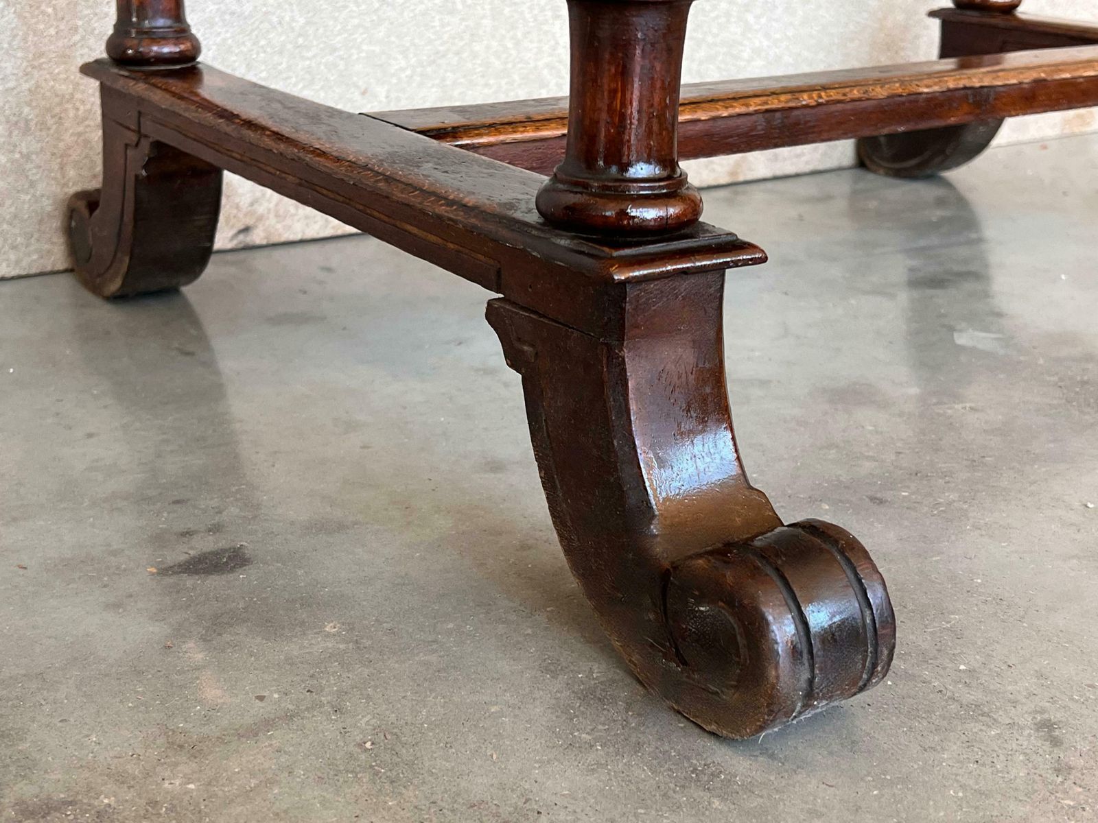 photo for sale Table d'appoint néoclassique en noyer, plateau en marbre, Italie, XIXe siècle