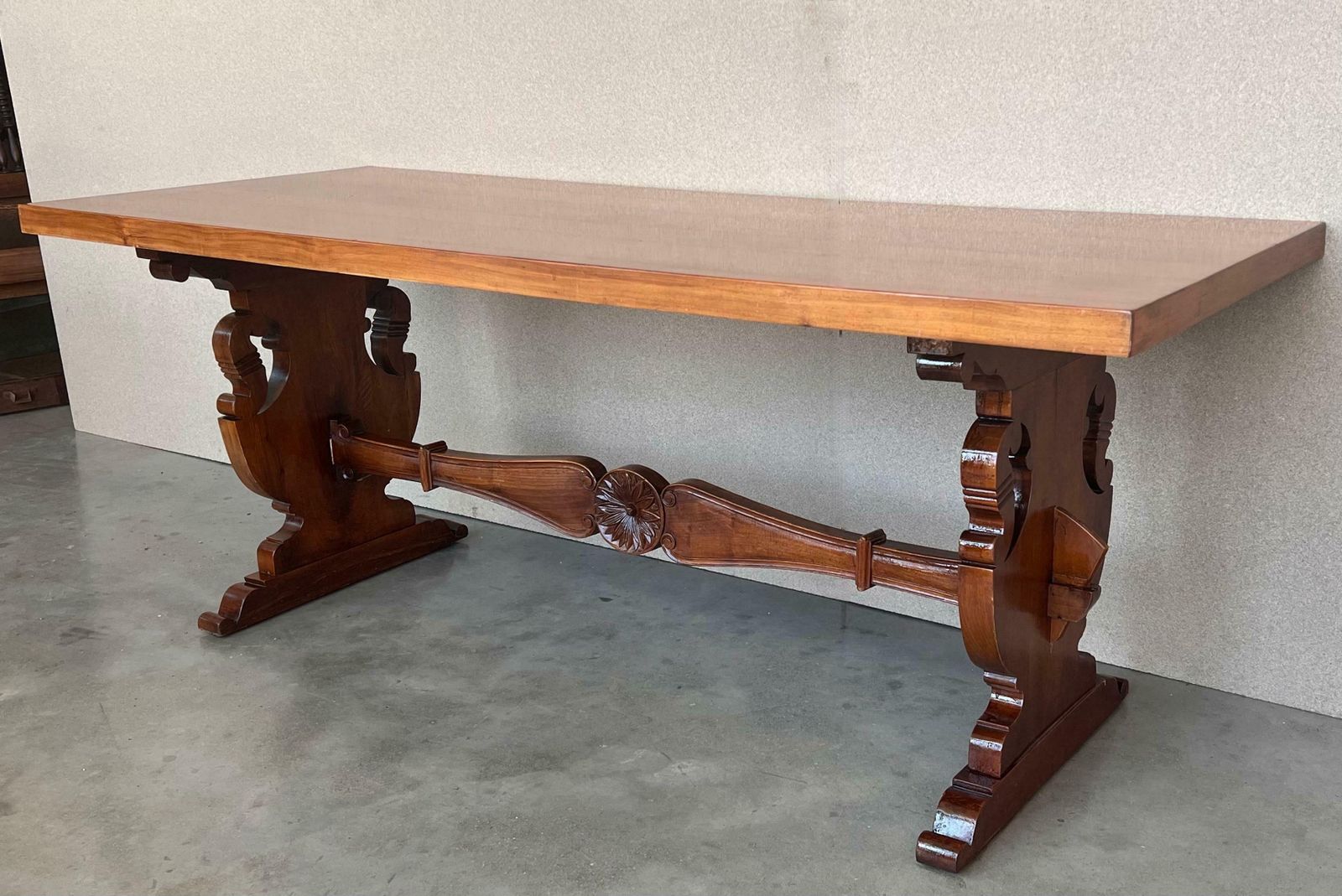 Table à manger de style baroque espagnol en noyer sculpté, pieds en lyre sur tréteaux, XXe siècle photo vinterior