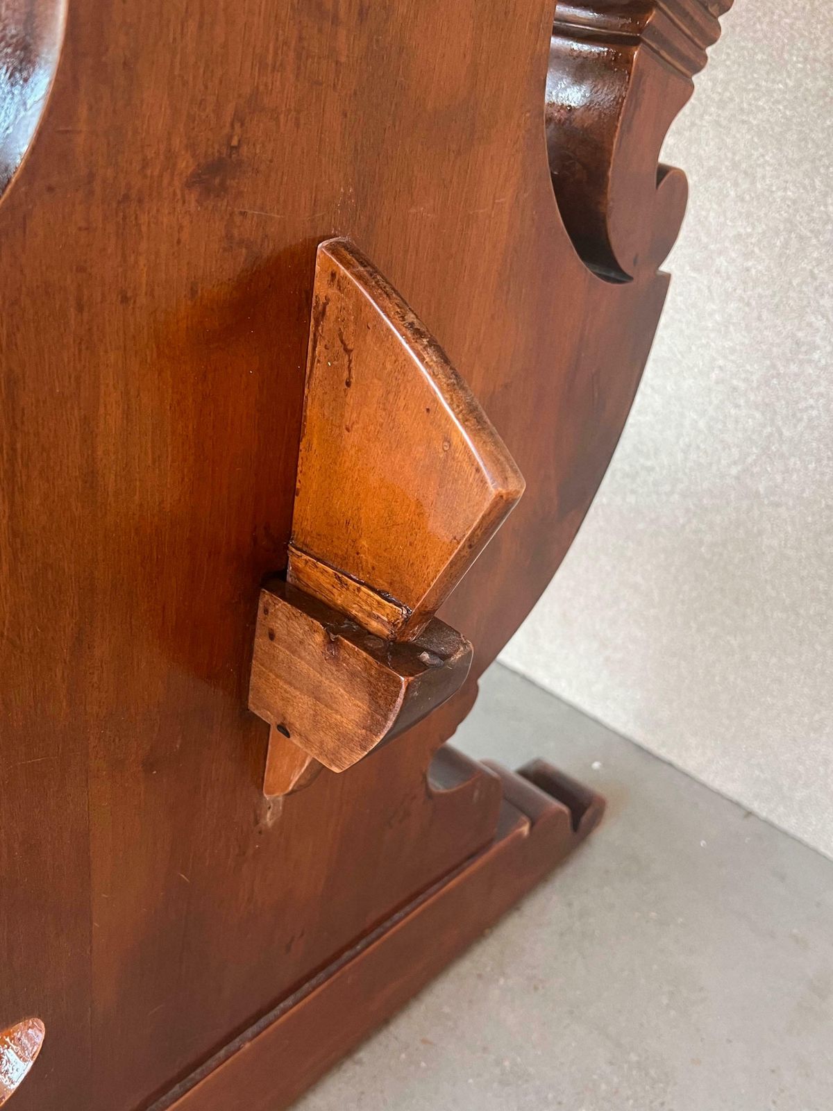 photo furniture Table à manger de style baroque espagnol en noyer sculpté, pieds en lyre sur tréteaux, XXe siècle