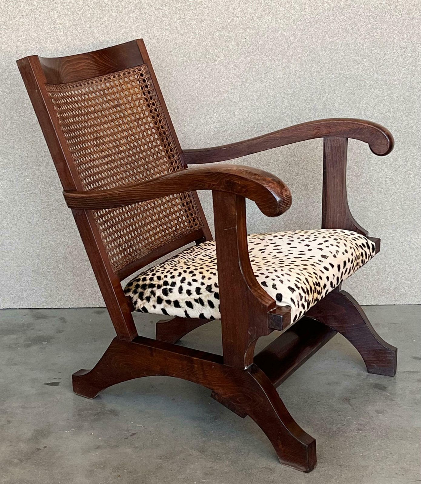 Paire de fauteuils bas de cheminée mid-century en noyer, dossier canné photo vinterior