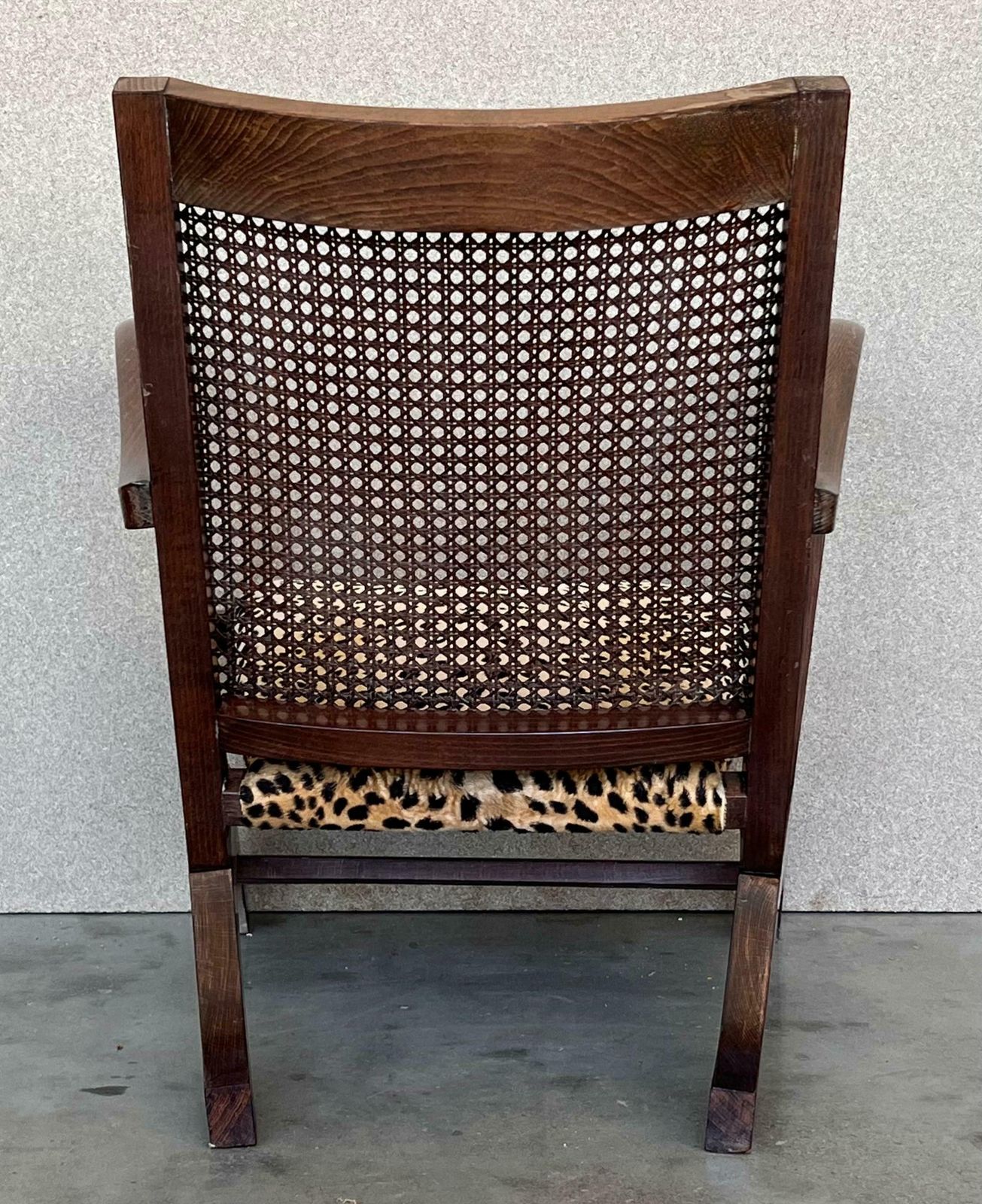 Paire de fauteuils bas de cheminée mid-century en noyer, dossier canné photo vintage