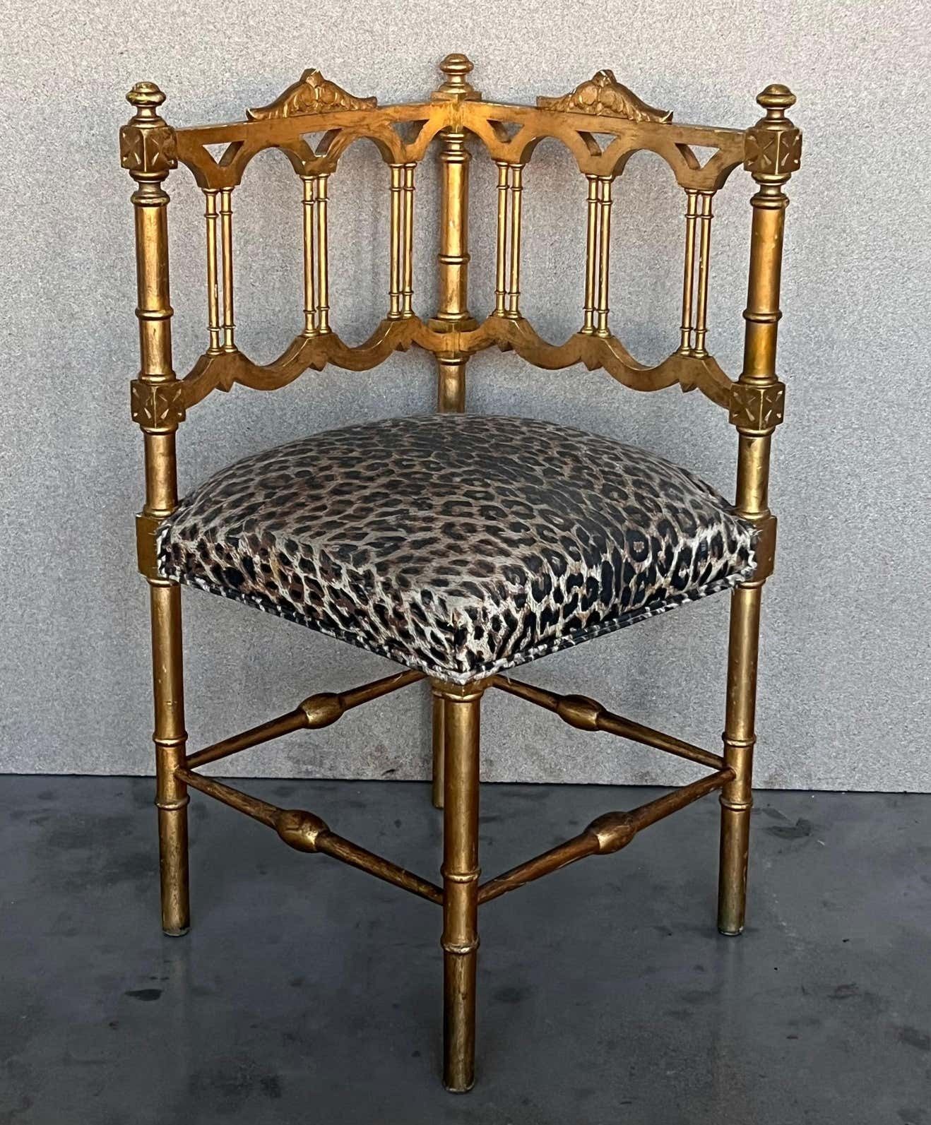 Paire de fauteuils d'angle provinciaux français en bois doré, vers 1900 photo buy