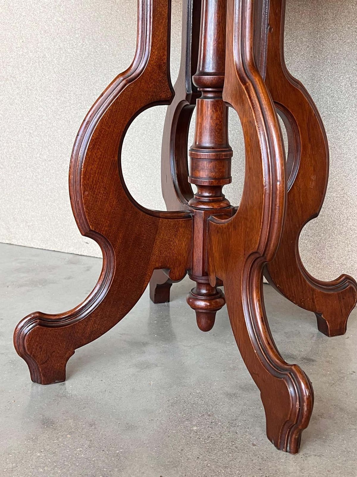 Table basse ovale victorienne en loupe de noyer avec incrustations photo vintage