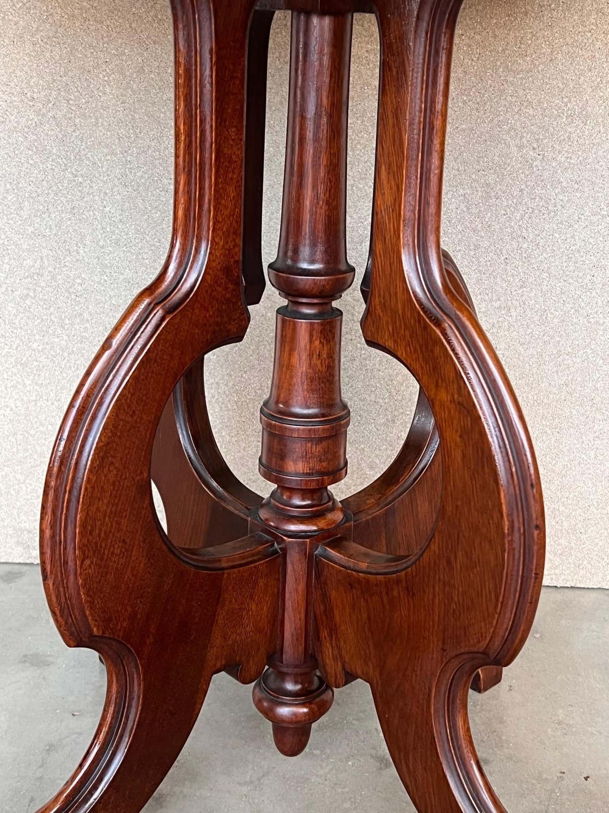 photo furniture Table basse ovale victorienne en loupe de noyer avec incrustations