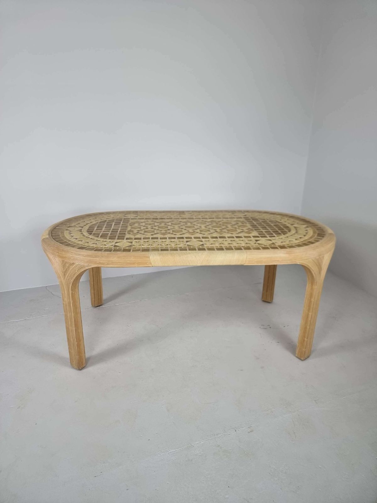 photo furniture Rotan Riet Eettafel Met Keramische Inleg, Jaren 1980