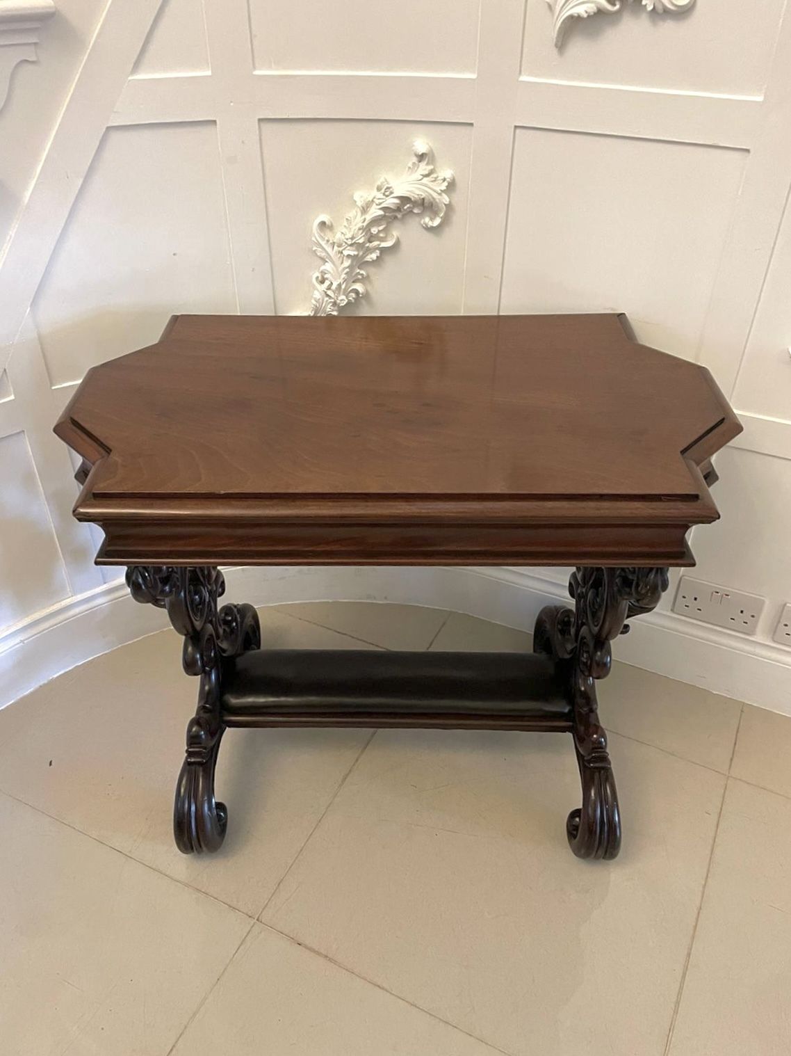 photo vintage Outstanding Quality 19th Century Antique Carved Mahogany Freestanding Side Table