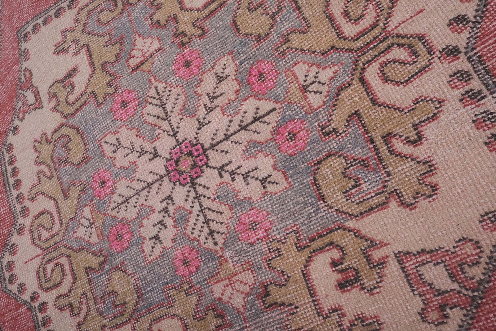 photo furniture 1970s Handmade Turkish Oushak Wool Rug 4'4'' X 7'1''