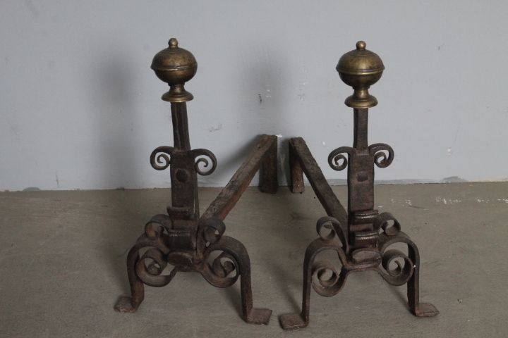 Ancient Pair Of Fireplace Andirons In Iron And Brass From The 18th Century