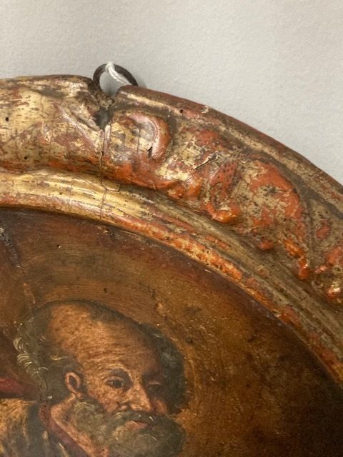 Ancient Round Oil Painting On Panel From The 17th Century St. Peter In Patina With Coeval Frame photo vinterior