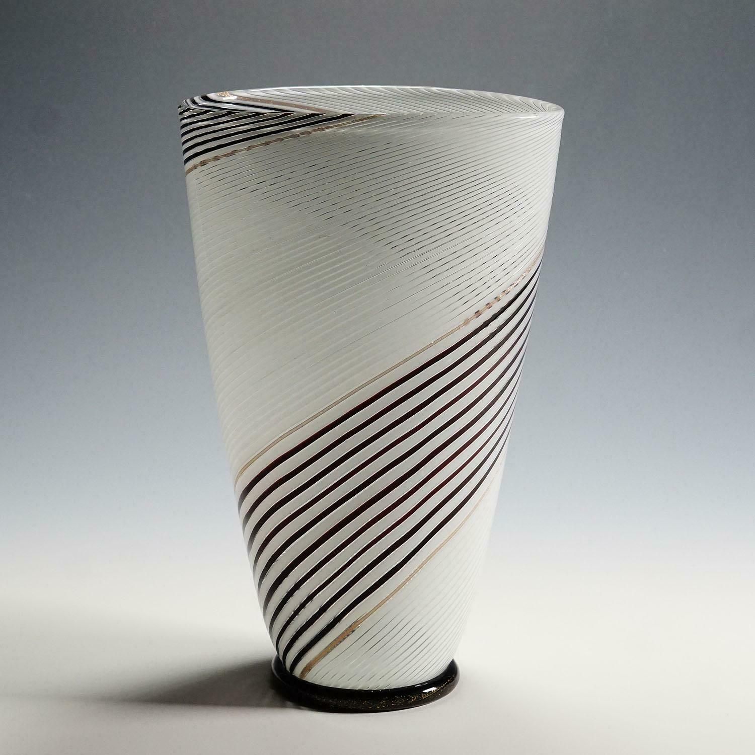 Dino Martens For Aureliano Toso Vase In Filigree Glass Ca. 1950s photo Home Decor