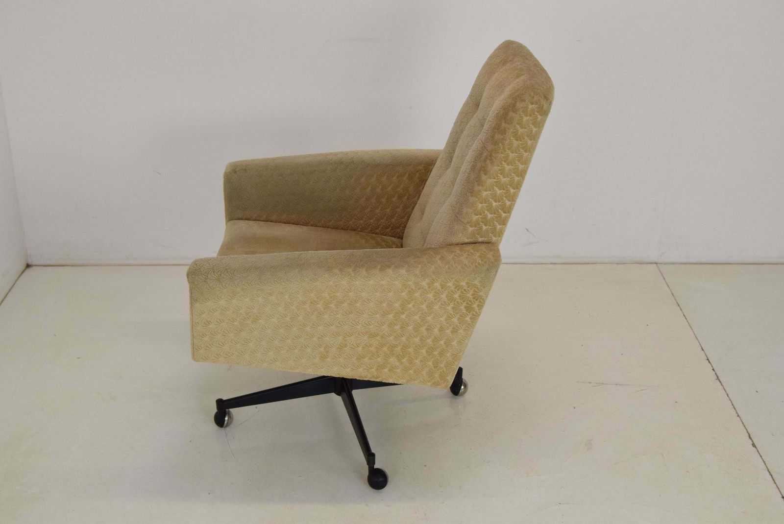 Mid Century Swivel Armchair With Wheels,1970's. photo vinterior