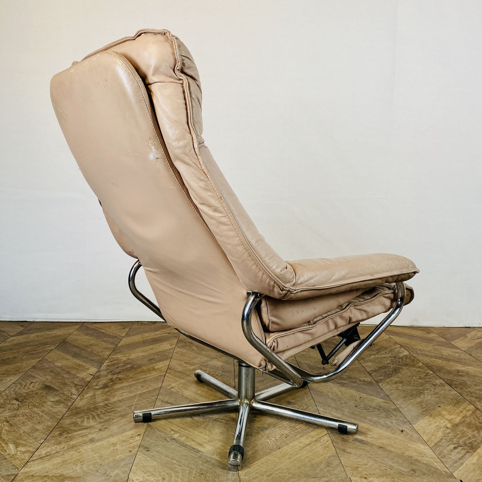 photo buy Mid Century Leather Swivel Armchair By Skoghaug Industries, 1960s