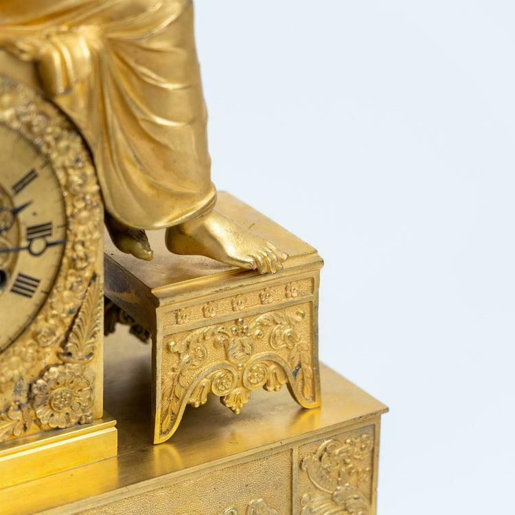 photo furniture Franse Pendule Van Vuurgegoten Brons Met Zittende Vrouwenfiguur