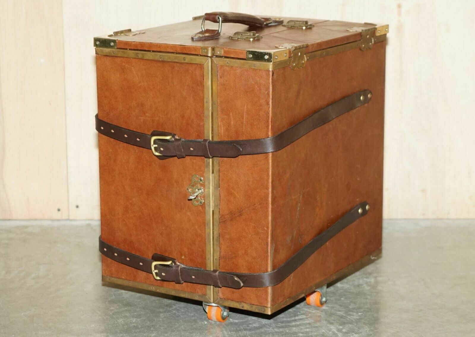 Stunning Holden Vintage & Classic Leather Car Trunk Drinks Picnic Decanter Set photo furniture