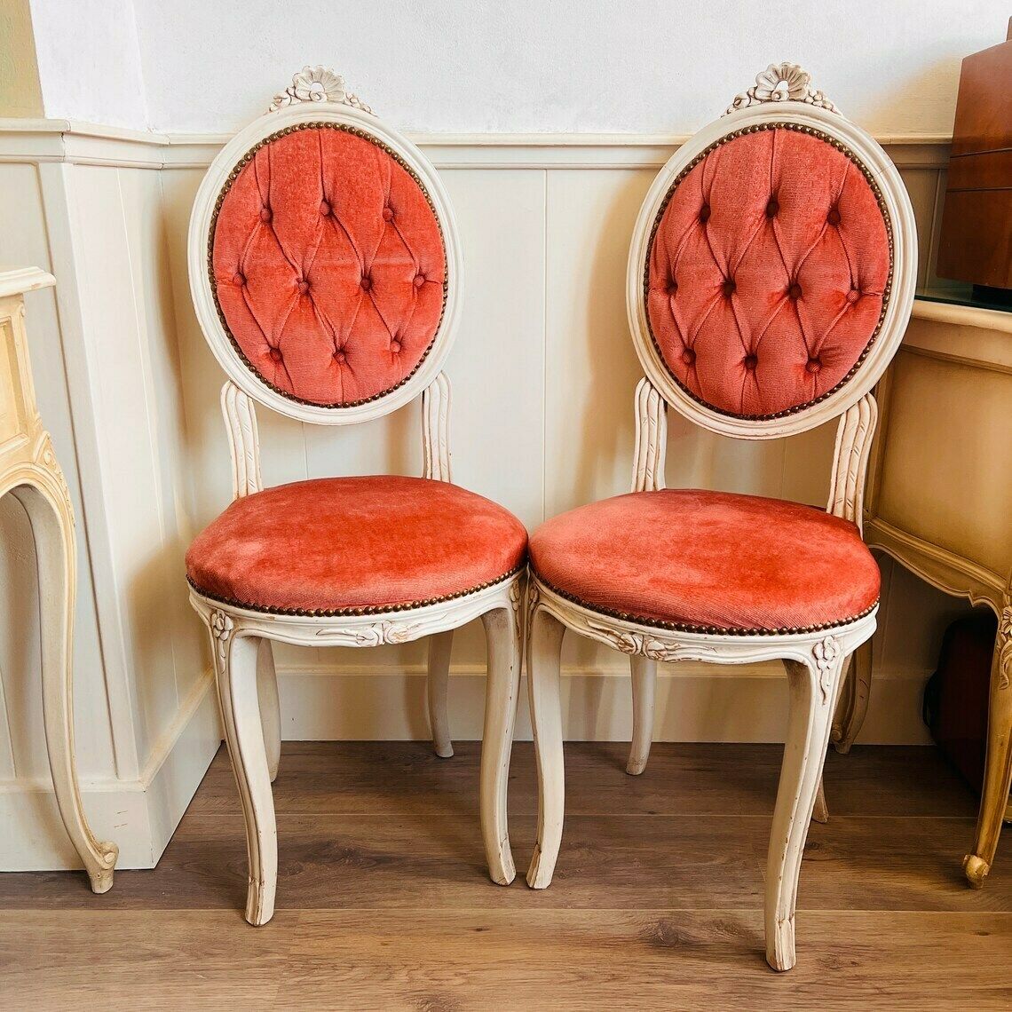 Paar Houten Stoelen, Queen Anne Stijl, Vintage Shabby Chic Wit Met Roze Fluwelen Poefstoelen photo furniture