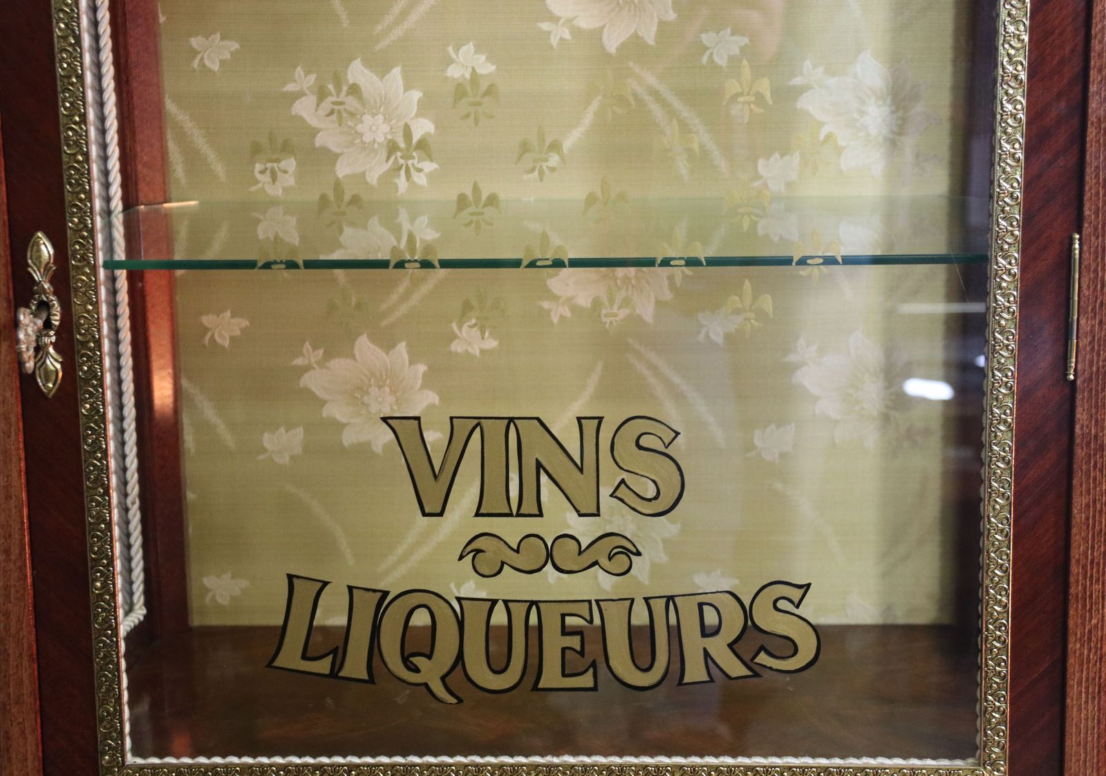 photo vintage A Lovely 20th Century Mahogany Veneered, Floral Inlaid And Metal Mounted Vitrine Or Display Cabinet.