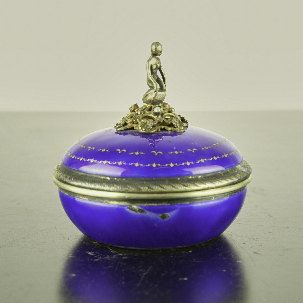 Enamelled Metal Jewelery Box photo vinterior
