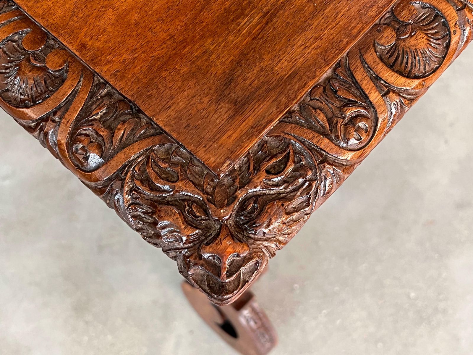 Mobilier Table d'appoint en noyer, pieds en lyre sculptés, Espagne, XIXe siècle photo