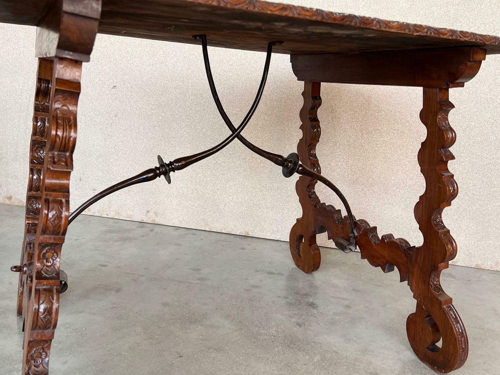 photo vinterior Table d'appoint en noyer, pieds en lyre sculptés, Espagne, XIXe siècle