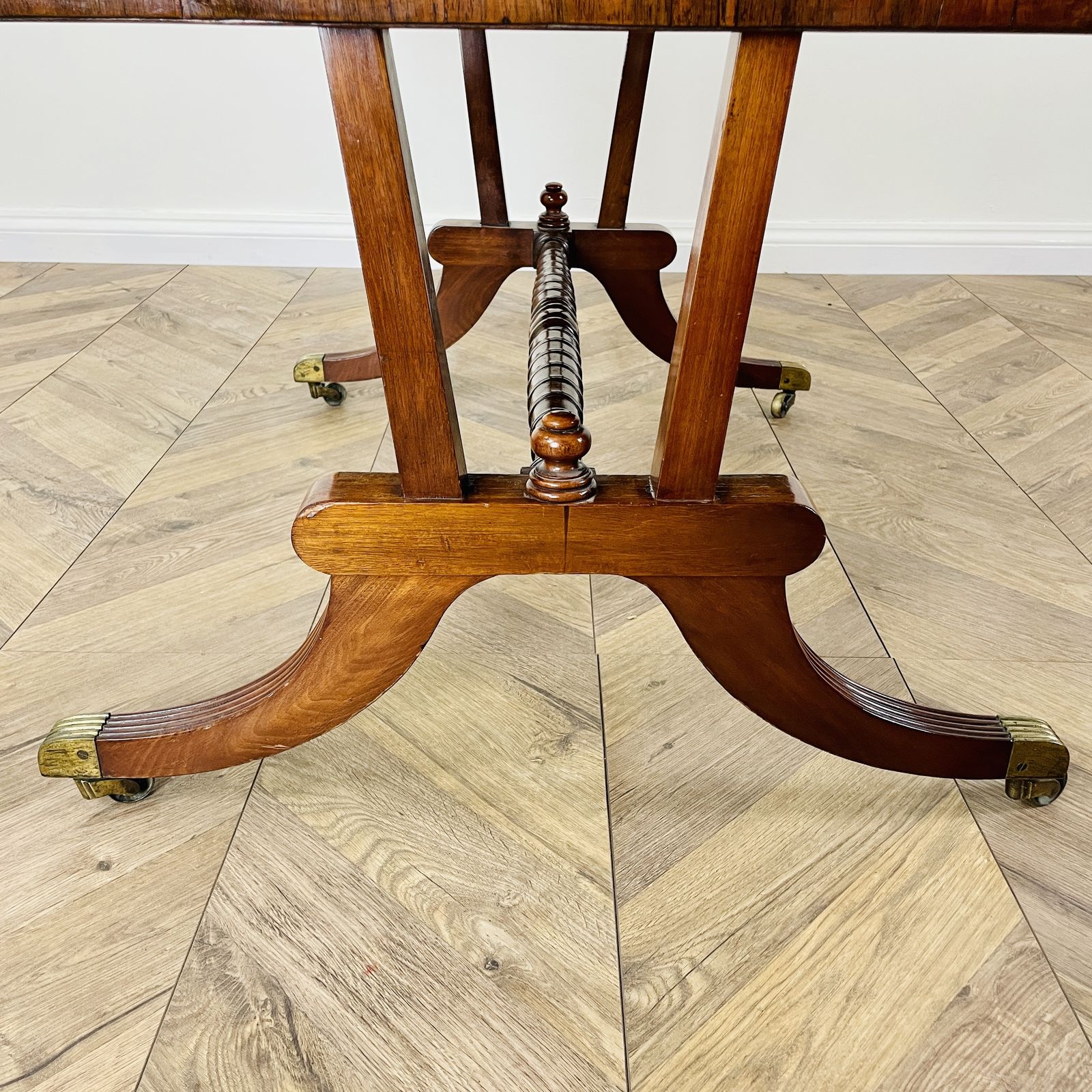 photo vinterior Antique English Mahogany Drop Leaf Stretcher Table On Castors, 19th Century