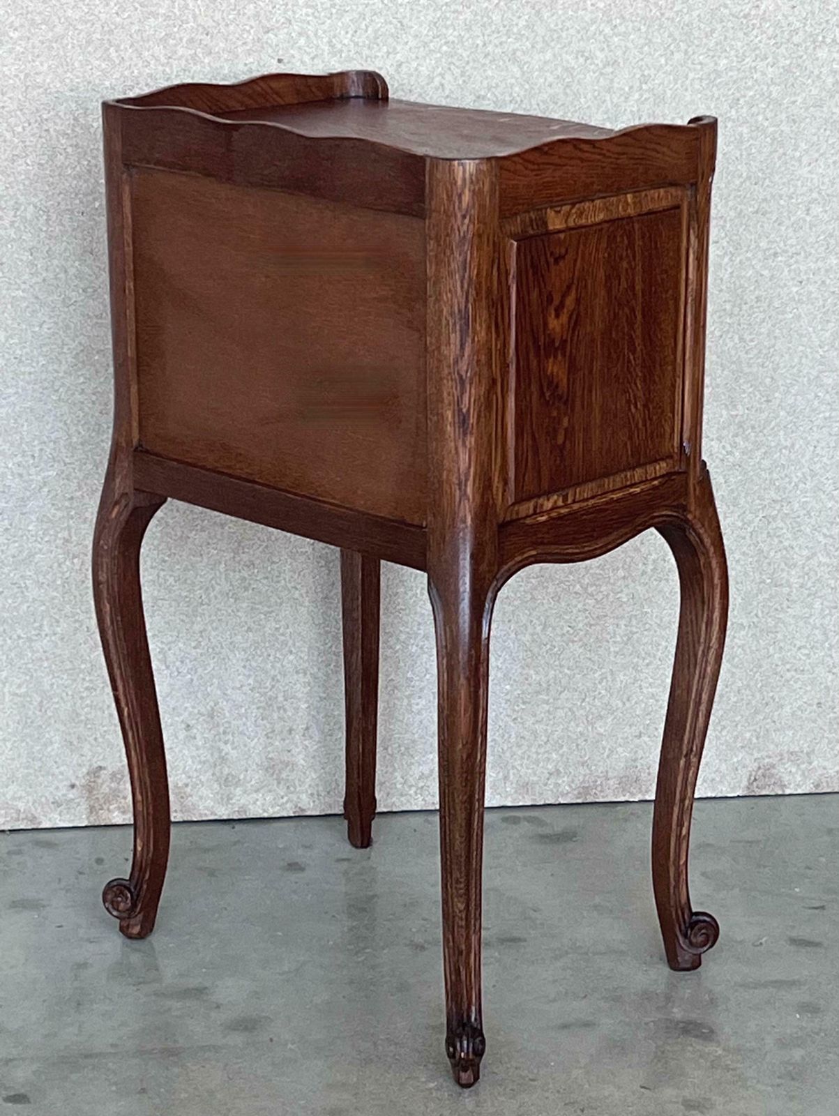 Paire de tables de chevet en noyer avec tiroir et étagère ouverte, XXe siècle photo vintage