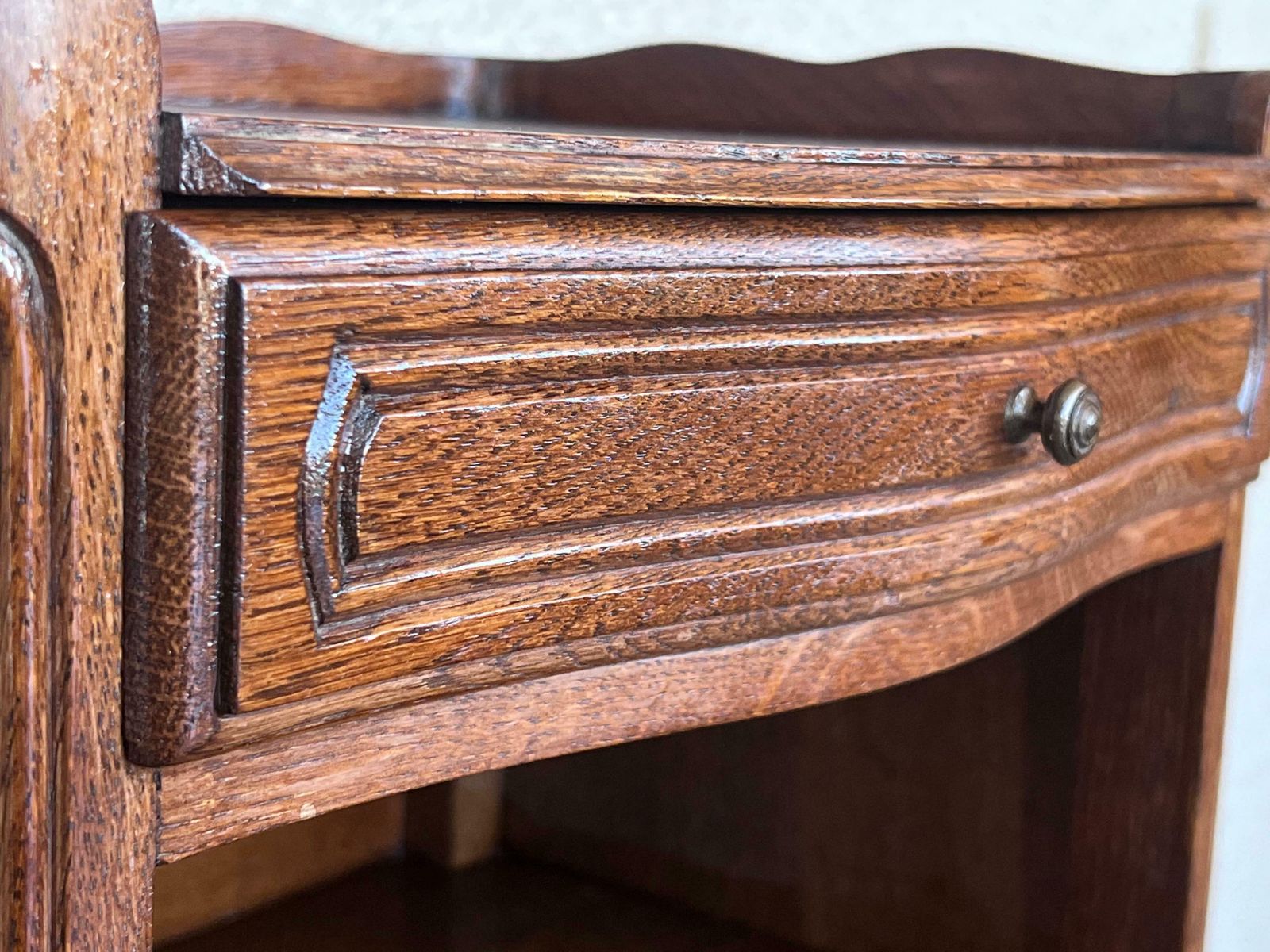 Mobilier Paire de tables de chevet en noyer avec tiroir et étagère ouverte, XXe siècle photo