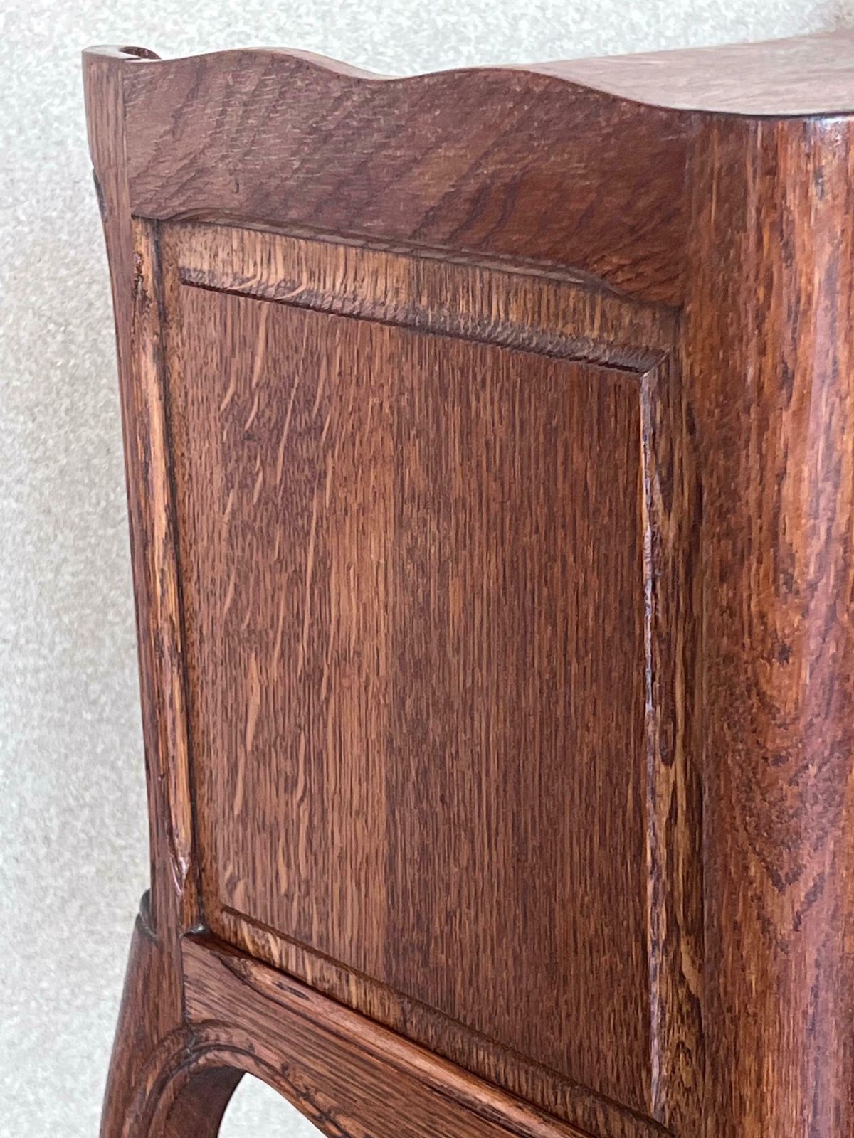photo buy Paire de tables de chevet en noyer avec tiroir et étagère ouverte, XXe siècle
