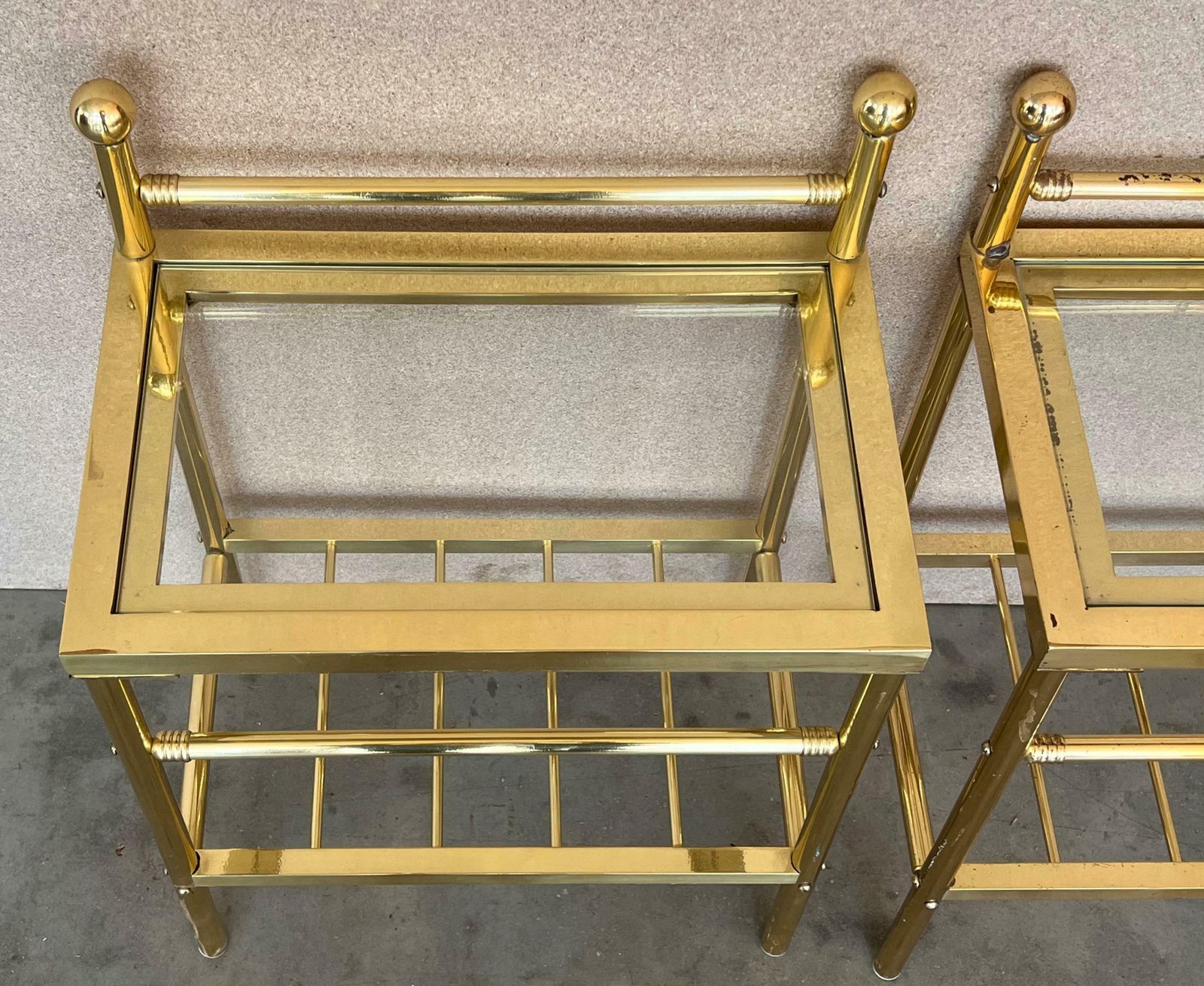 Paire de tables de chevet italiennes mid-century en bronze et verre avec crête photo vinterior