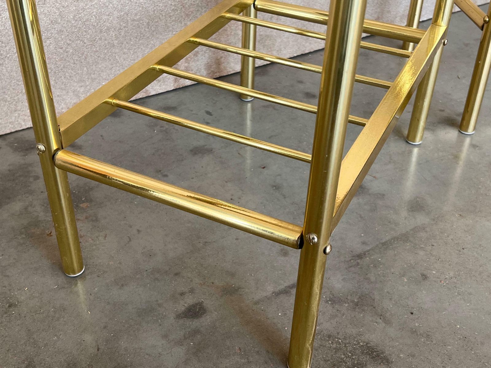 Paire de tables de chevet italiennes mid-century en bronze et verre avec crête photo vintage