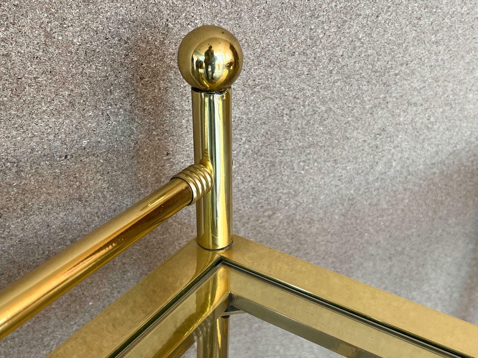 photo furniture Paire de tables de chevet italiennes mid-century en bronze et verre avec crête