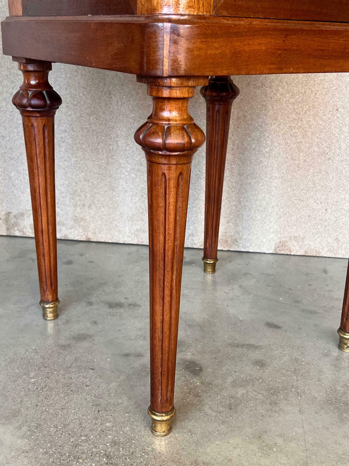 4268.0 Table de chevet de style Louis XVI, dans le goût de Guillaume Grohé, France, XIXe siècle photo
