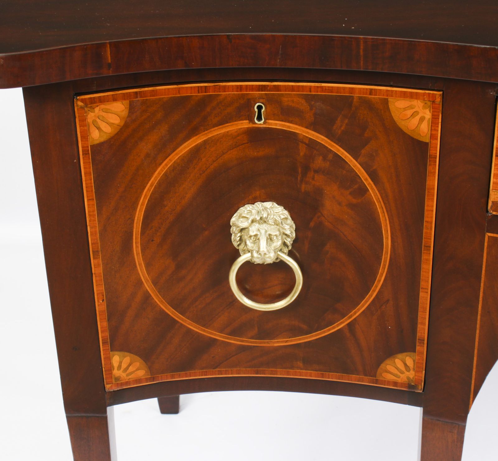 photo vinterior Antique George III Flame Mahogany Serpentine Sideboard 18th Century