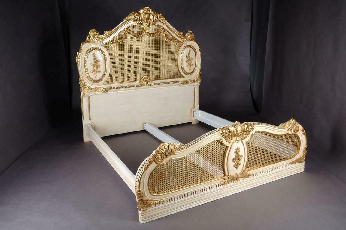 photo vinterior Majestic Baroque Bed In The Style Of Louis XVI