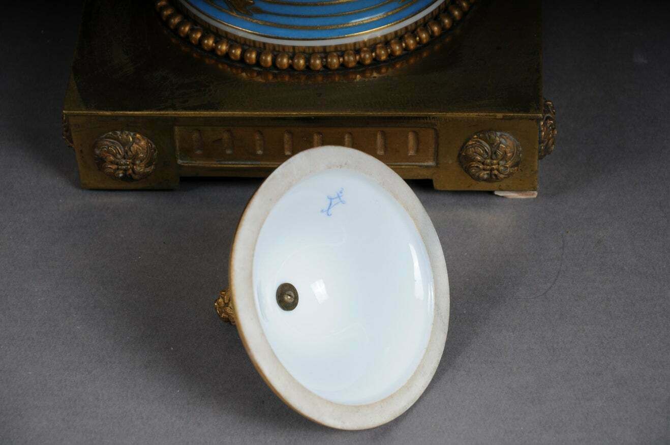 photo vintage 19th Century Monumental Sèvres Vase With Bronze Mounting