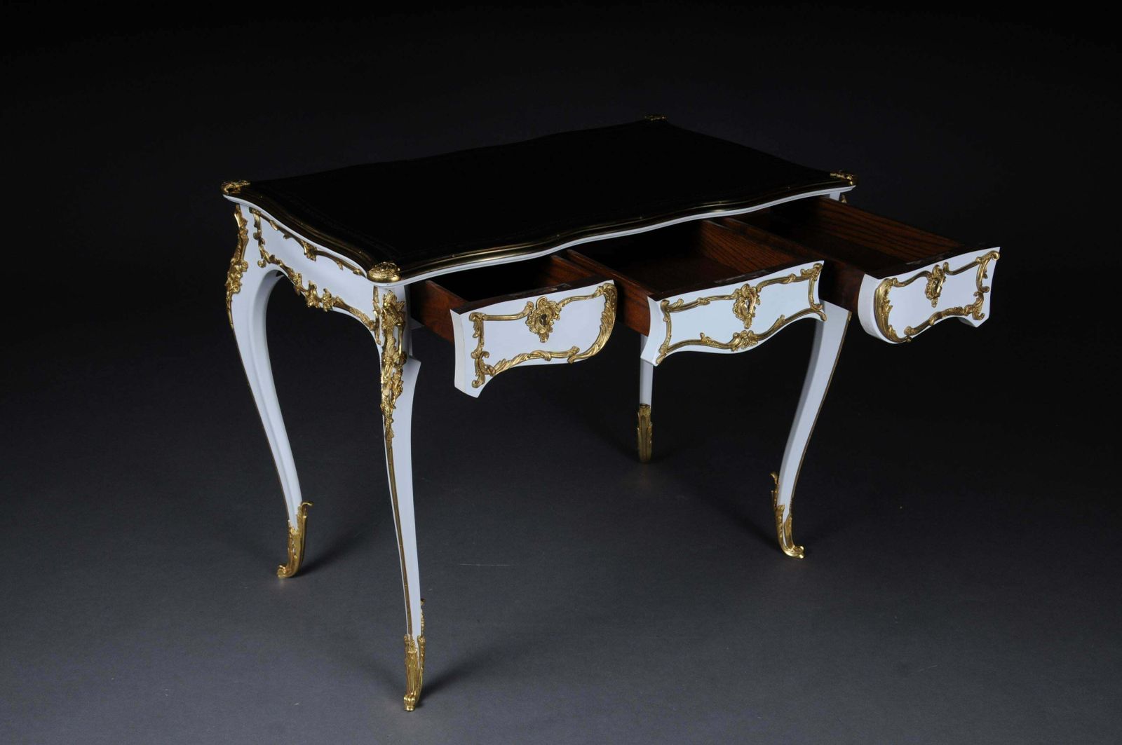photo vintage 20th Century Luxurious White Bureau Plat / Writing Desk In Louis XV Style