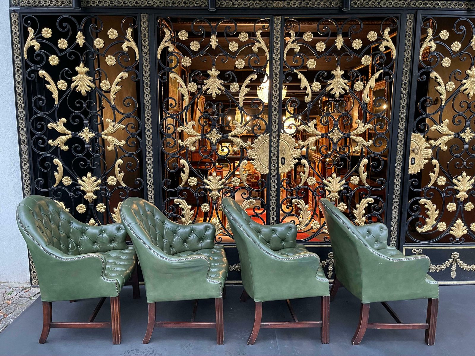 photo for sale Set Of 4 English Chesterfield Lounge Chairs / Armchairs, Wade , 20th Century